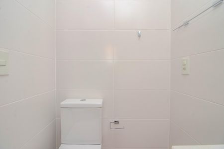 Banheiro da Suíte de apartamento para alugar com 2 quartos, 66m² em Rio Branco, Porto Alegre