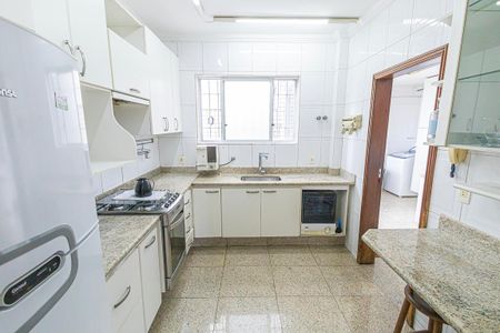 Apartamento para alugar com 225m², 4 quartos e 4 vagas Apartamento para alugar com 225m², 4 quartos e 4 vagasCozinha
