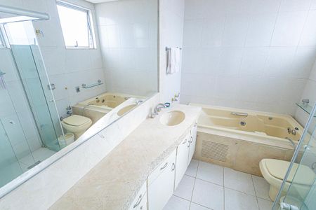 Apartamento para alugar com 225m², 4 quartos e 4 vagas Apartamento para alugar com 225m², 4 quartos e 4 vagasBanheiro da Suíte