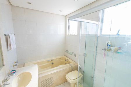 Apartamento para alugar com 225m², 4 quartos e 4 vagas Apartamento para alugar com 225m², 4 quartos e 4 vagasBanheiro da Suíte