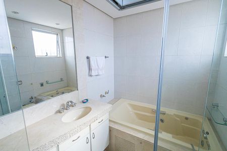 Apartamento para alugar com 225m², 4 quartos e 4 vagas Apartamento para alugar com 225m², 4 quartos e 4 vagasBanheiro da Suíte