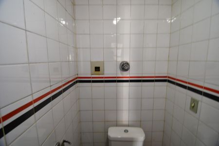 Casa de condomínio à venda com 850m², 4 quartos e 6 vagasBanheiro de serviço