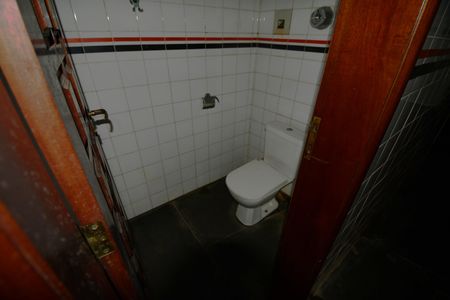 Casa de condomínio à venda com 850m², 4 quartos e 6 vagasBanheiro de serviço