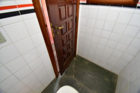 Casa de condomínio à venda com 850m², 4 quartos e 6 vagasBanheiro de serviço