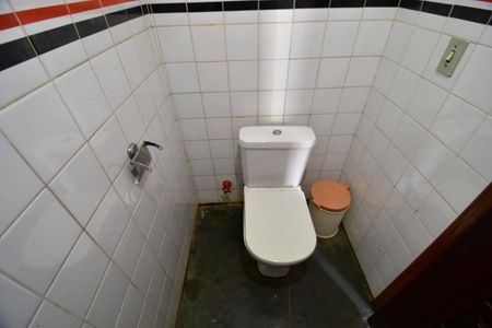 Casa de condomínio à venda com 850m², 4 quartos e 6 vagasBanheiro de serviço