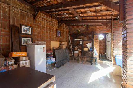Casa à venda com 300m², 4 quartos e 3 vagas Casa à venda com 300m², 4 quartos e 3 vagasÁrea comum