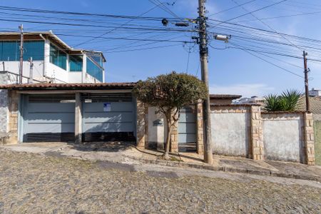 Casa à venda com 300m², 4 quartos e 3 vagas Casa à venda com 300m², 4 quartos e 3 vagasFachada