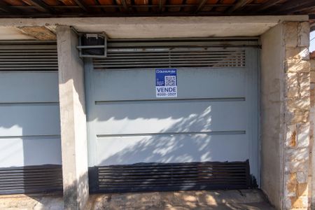 Casa à venda com 300m², 4 quartos e 3 vagas Casa à venda com 300m², 4 quartos e 3 vagasPlaca