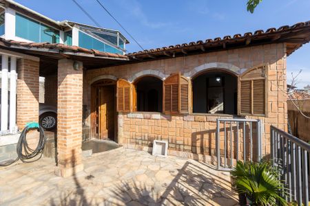 Casa à venda com 300m², 4 quartos e 3 vagas Casa à venda com 300m², 4 quartos e 3 vagasÁrea comum