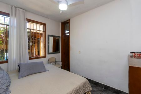 Casa à venda com 300m², 4 quartos e 3 vagas Casa à venda com 300m², 4 quartos e 3 vagasSuíte