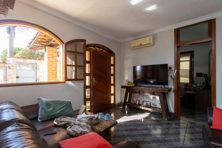 Casa à venda com 300m², 4 quartos e 3 vagas Casa à venda com 300m², 4 quartos e 3 vagasSala