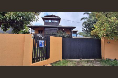 Casa para alugar com 250m², 3 quartos e 6 vagasFachada