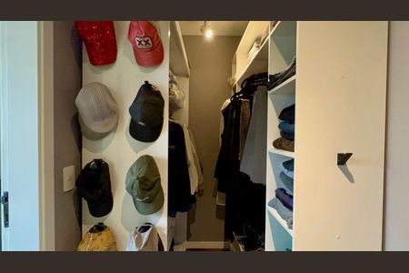 Closet da suíte de apartamento para alugar com 1 quarto, 56m² em Pinheiros, São Paulo