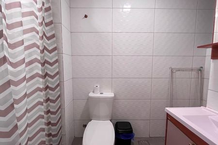 Banheiro de kitnet/studio para alugar com 1 quarto, 30m² em Copacabana, Rio de Janeiro