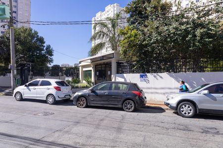 Apartamento para alugar com 45m², 2 quartos e 2 vagas Apartamento para alugar com 45m², 2 quartos e 2 vagasPlaca GRANDE instalada na fachada do condomínio, dia 17/07/2026 - Código da placa: SWRM-1600