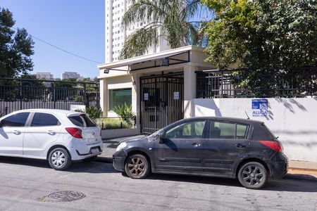 Apartamento para alugar com 45m², 2 quartos e 2 vagas Apartamento para alugar com 45m², 2 quartos e 2 vagasPlaca GRANDE instalada na fachada do condomínio, dia 17/07/2026 - Código da placa: SWRM-1600