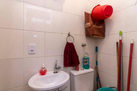 Casa de condomínio à venda com 110m², 3 quartos e 2 vagasBanheiro de Serviço