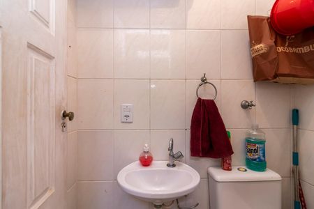 Casa de condomínio à venda com 110m², 3 quartos e 2 vagasBanheiro de Serviço