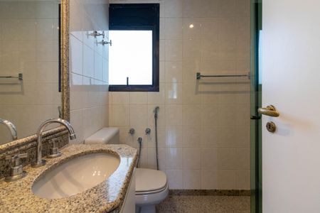 Apartamento para alugar com 144m², 4 quartos e 2 vagas Apartamento para alugar com 144m², 4 quartos e 2 vagasBanheiro social