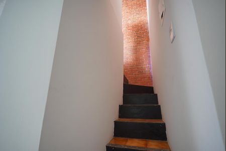 Escada para terraço e dormitório de apartamento para alugar com 1 quarto, 90m² em Passo da Areia, Porto Alegre