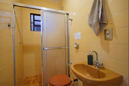 Banheiro de serviço de apartamento para alugar com 1 quarto, 90m² em Passo da Areia, Porto Alegre