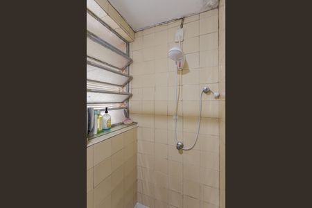 Banheiro de apartamento para alugar com 1 quarto, 51m² em São Sebastião, Porto Alegre