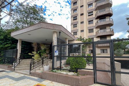 Apartamento à venda com 190m², 4 quartos e 4 vagasFachada + plaquinha