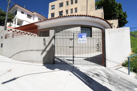 Casa para alugar com 80m², 2 quartos e 2 vagasFachada