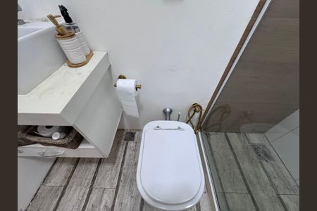 Casa de condomínio para alugar com 55m², 2 quartos e 2 vagas Casa de condomínio para alugar com 55m², 2 quartos e 2 vagasBanheiro Social