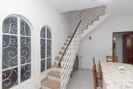 Casa à venda com 214m², 3 quartos e 2 vagas Casa à venda com 214m², 3 quartos e 2 vagasEscada
