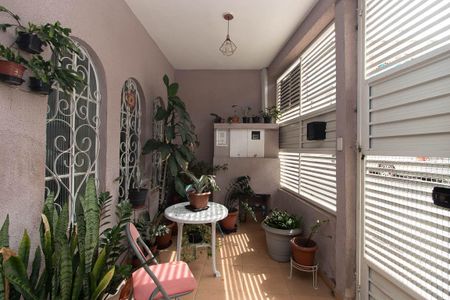 Casa à venda com 214m², 3 quartos e 2 vagas Casa à venda com 214m², 3 quartos e 2 vagasEntrada