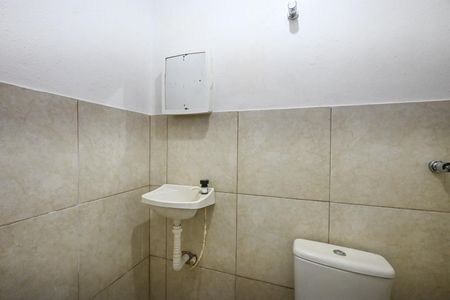 Banheiro de serviço de casa para alugar com 2 quartos, 80m² em Jardim D’abril, São Paulo