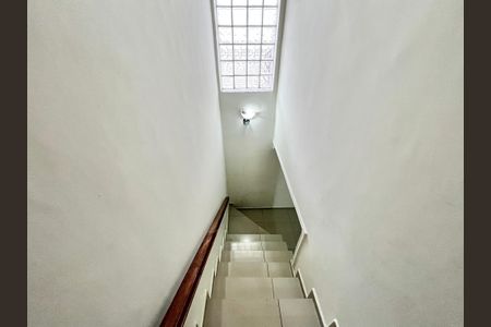 Casa para alugar com 200m², 5 quartos e 2 vagas Casa para alugar com 200m², 5 quartos e 2 vagasEscada