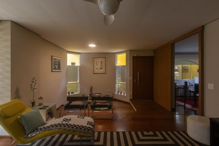 Casa para alugar com 350m², 6 quartos e 4 vagas Casa para alugar com 350m², 6 quartos e 4 vagasSala