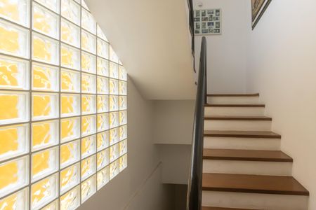 Casa para alugar com 350m², 6 quartos e 4 vagas Casa para alugar com 350m², 6 quartos e 4 vagasEscada