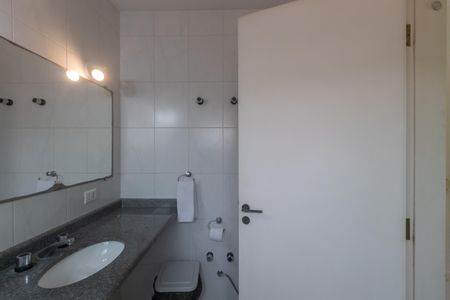 Casa para alugar com 350m², 6 quartos e 4 vagas Casa para alugar com 350m², 6 quartos e 4 vagasBanheiro da Suíte 2