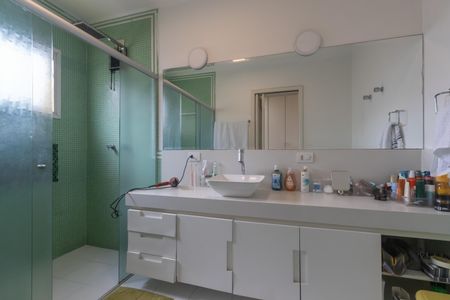 Casa para alugar com 350m², 6 quartos e 4 vagas Casa para alugar com 350m², 6 quartos e 4 vagasBanheiro da Suíte 1