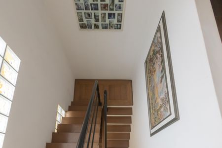 Casa para alugar com 350m², 6 quartos e 4 vagas Casa para alugar com 350m², 6 quartos e 4 vagasEscada