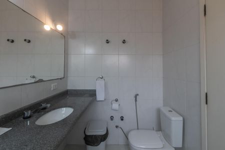 Casa para alugar com 350m², 6 quartos e 4 vagas Casa para alugar com 350m², 6 quartos e 4 vagasBanheiro da Suíte 2