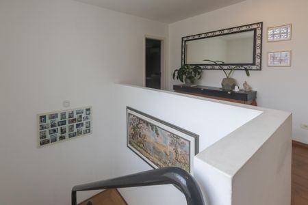 Casa para alugar com 350m², 6 quartos e 4 vagas Casa para alugar com 350m², 6 quartos e 4 vagasEscada