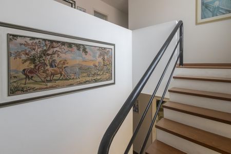 Casa para alugar com 350m², 6 quartos e 4 vagas Casa para alugar com 350m², 6 quartos e 4 vagasEscada