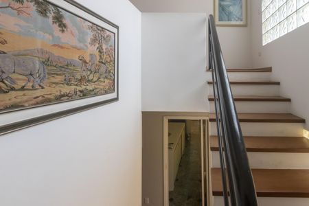 Casa para alugar com 350m², 6 quartos e 4 vagas Casa para alugar com 350m², 6 quartos e 4 vagasEscada