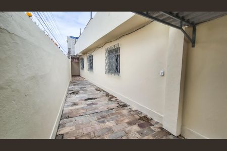Casa para alugar com 60m², 2 quartos e 2 vagasLateral da casa