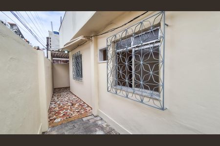 Casa para alugar com 60m², 2 quartos e 2 vagasLateral da casa
