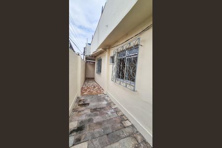 Casa para alugar com 60m², 2 quartos e 2 vagasLateral da casa