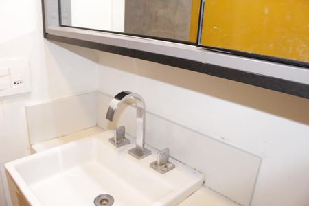 Banheiro social de kitnet/studio à venda com 1 quarto, 30m² em República, São Paulo