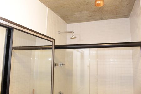 Banheiro social de kitnet/studio à venda com 1 quarto, 30m² em República, São Paulo