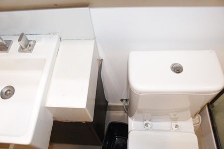 Banheiro social de kitnet/studio à venda com 1 quarto, 30m² em República, São Paulo