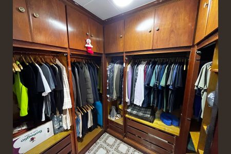 Casa para alugar com 216m², 4 quartos e 2 vagas Casa para alugar com 216m², 4 quartos e 2 vagasCloset da suíte 2