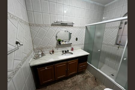 Casa para alugar com 216m², 4 quartos e 2 vagas Casa para alugar com 216m², 4 quartos e 2 vagasBanheiro da Suíte 1